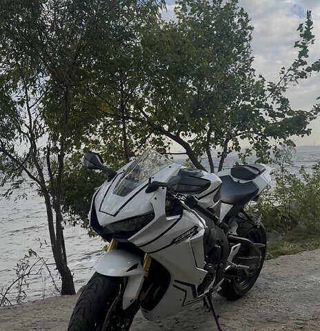 Білий Хонда CBR 1000RR, об'ємом двигуна 1 л та пробігом 13 тис. км за 16300 $, фото 1 на Automoto.ua