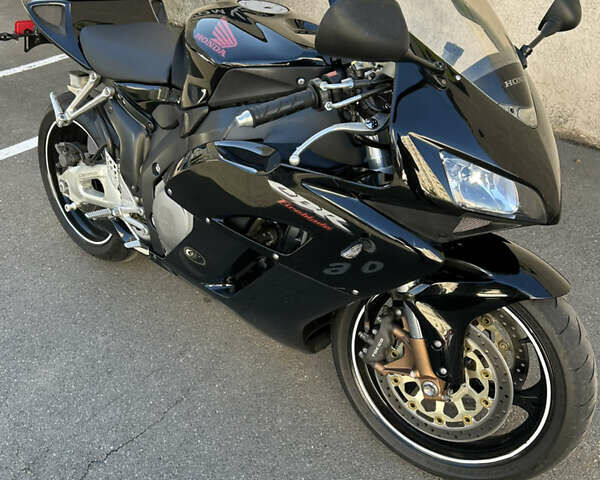 Черный Хонда CBR 1000RR, объемом двигателя 1 л и пробегом 32 тыс. км за 8100 $, фото 1 на Automoto.ua