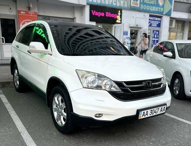 Белый Хонда СРВ, объемом двигателя 2 л и пробегом 211 тыс. км за 12000 $, фото 1 на Automoto.ua