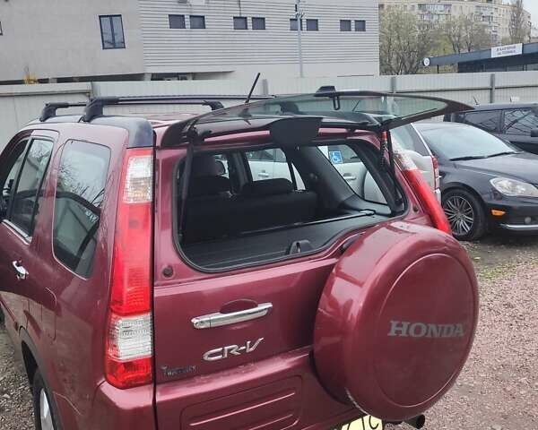 Красный Хонда СРВ, объемом двигателя 2 л и пробегом 257 тыс. км за 6876 $, фото 1 на Automoto.ua