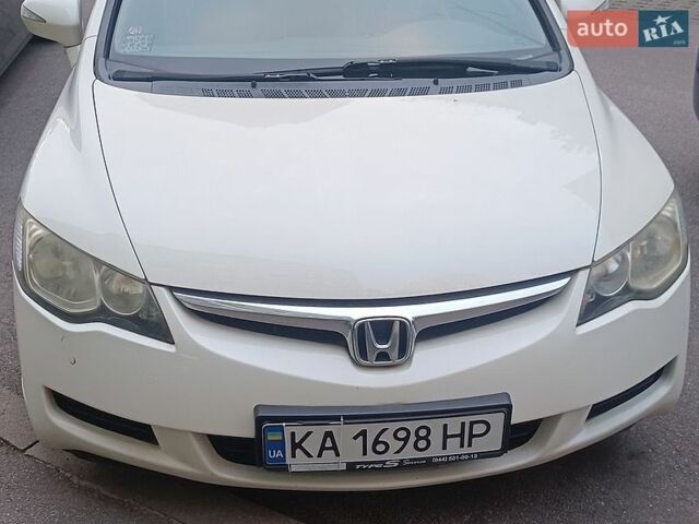 Белый Хонда Цивик, объемом двигателя 1.8 л и пробегом 179 тыс. км за 6400 $, фото 1 на Automoto.ua