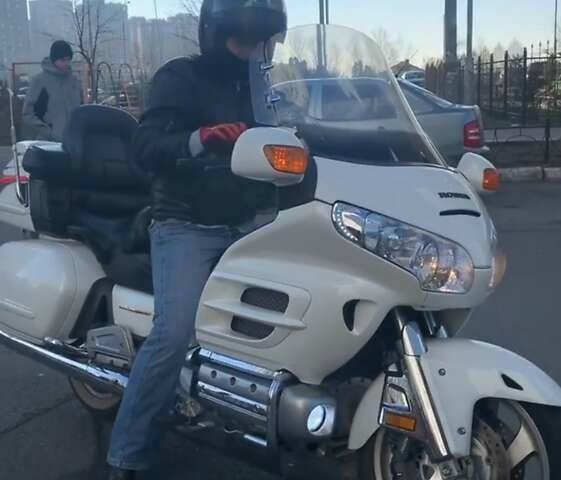 Білий Хонда GL 1800 Gold Wing, об'ємом двигуна 0 л та пробігом 50 тис. км за 12000 $, фото 1 на Automoto.ua
