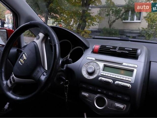 Красный Хонда Джаз, объемом двигателя 1.3 л и пробегом 137 тыс. км за 4700 $, фото 1 на Automoto.ua