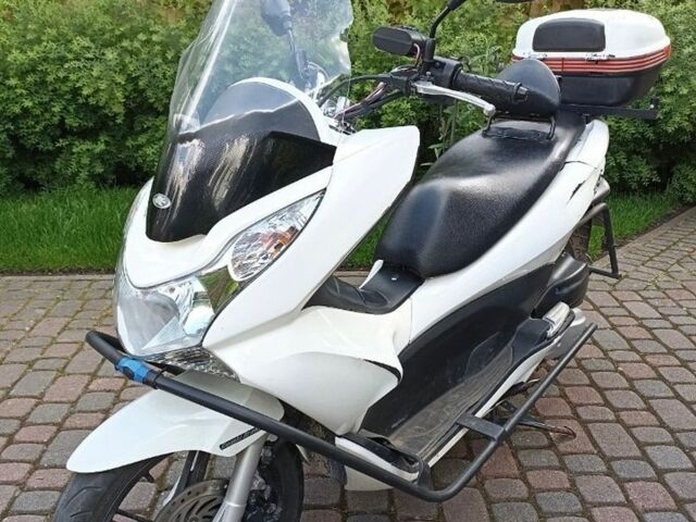 Белый Хонда PCX 125, объемом двигателя 0.13 л и пробегом 22 тыс. км за 1200 $, фото 1 на Automoto.ua