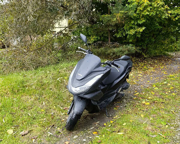 Черный Хонда PCX 125, объемом двигателя 0.13 л и пробегом 25 тыс. км за 3176 $, фото 1 на Automoto.ua