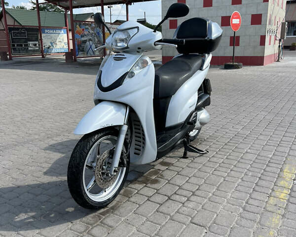 Белый Хонда SH 300i, объемом двигателя 0.28 л и пробегом 48 тыс. км за 2950 $, фото 1 на Automoto.ua