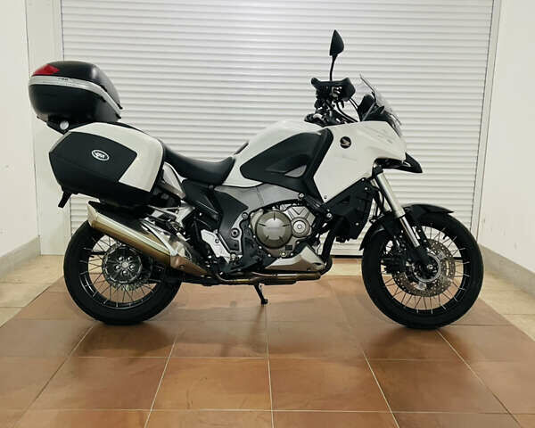 Белый Хонда VFR 1200X Crosstourer, объемом двигателя 1.2 л и пробегом 24 тыс. км за 11200 $, фото 1 на Automoto.ua
