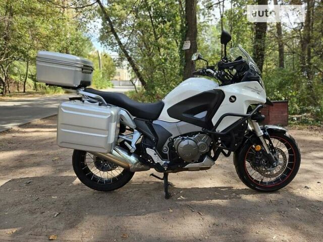 Белый Хонда VFR 1200X Crosstourer, объемом двигателя 1.2 л и пробегом 50 тыс. км за 10500 $, фото 1 на Automoto.ua