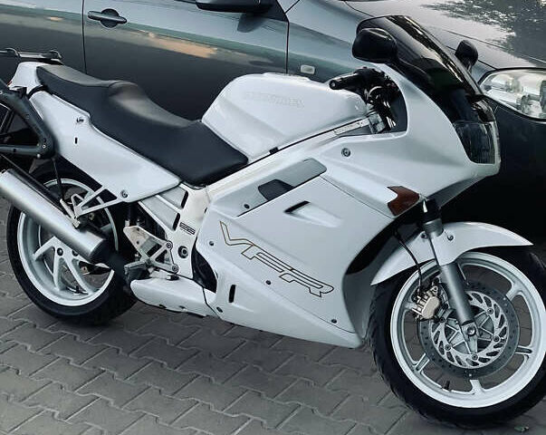 Білий Хонда VFR 750F, об'ємом двигуна 0.75 л та пробігом 90 тис. км за 3800 $, фото 1 на Automoto.ua