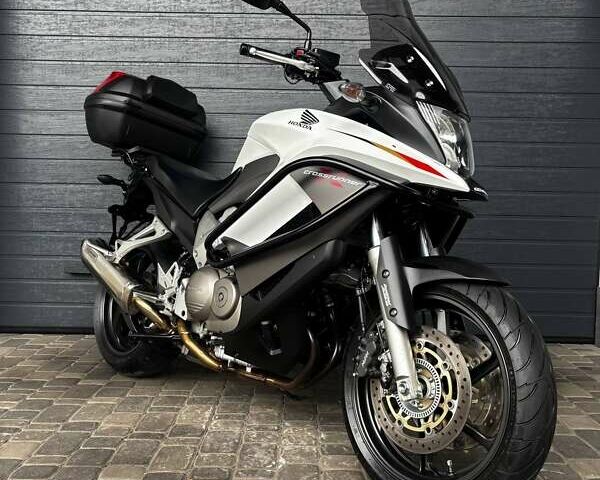 Хонда VFR 800X Crossrunner 2013 у Белой Церкве на Automoto.ua Білий Хонда VFR 800X Crossrunner, об'ємом двигуна 0.78 л та пробігом 26 тис. км за 8200 $, фото 1 на Automoto.ua
