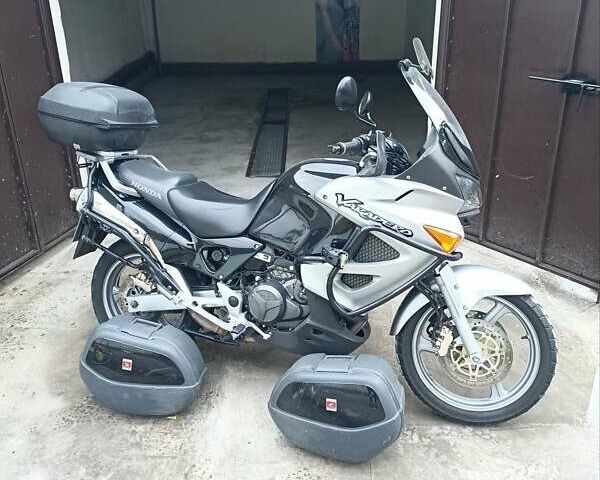 Серый Хонда XL 1000V Varadero, объемом двигателя 1 л и пробегом 65 тыс. км за 5800 $, фото 1 на Automoto.ua