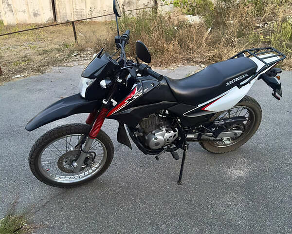 Черный Хонда XR 150L, объемом двигателя 0.15 л и пробегом 16 тыс. км за 2000 $, фото 1 на Automoto.ua
