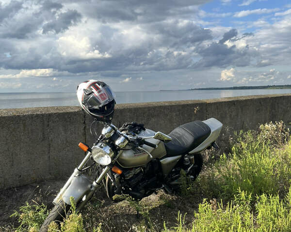Хонда CB 400SF 2001 в Вышгороде на Automoto.ua Серый Хонда CB 400SF, объемом двигателя 0.39 л и пробегом 42 тыс. км за 3100 $, фото 1 на Automoto.ua
