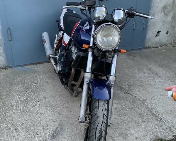 Хонда CB 400SF 1998 у Чернівцях на Automoto.ua Синій Хонда CB 400SF, об'ємом двигуна 0.4 л та пробігом 30 тис. км за 2600 $, фото 1 на Automoto.ua