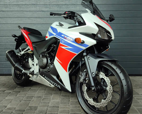 Белый Хонда CBR 400R, объемом двигателя 0.4 л и пробегом 10 тыс. км за 4500 $, фото 1 на Automoto.ua