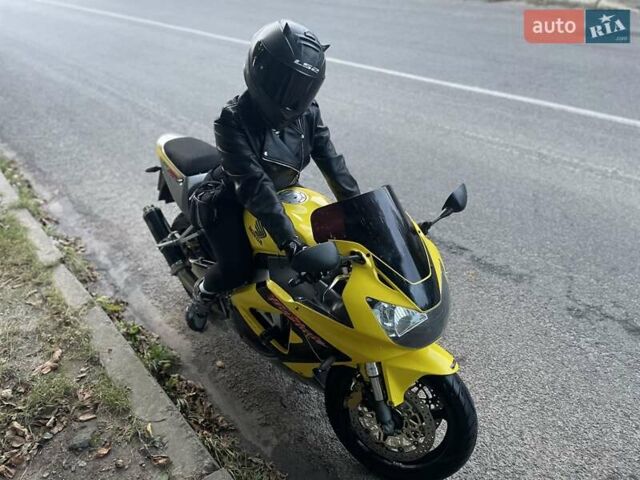 Желтый Хонда CBR 929RR, объемом двигателя 0.93 л и пробегом 42 тыс. км за 4999 $, фото 1 на Automoto.ua