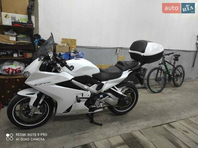 Білий Хонда VFR 800F Interceptor, об'ємом двигуна 0.8 л та пробігом 17 тис. км за 11800 $, фото 1 на Automoto.ua