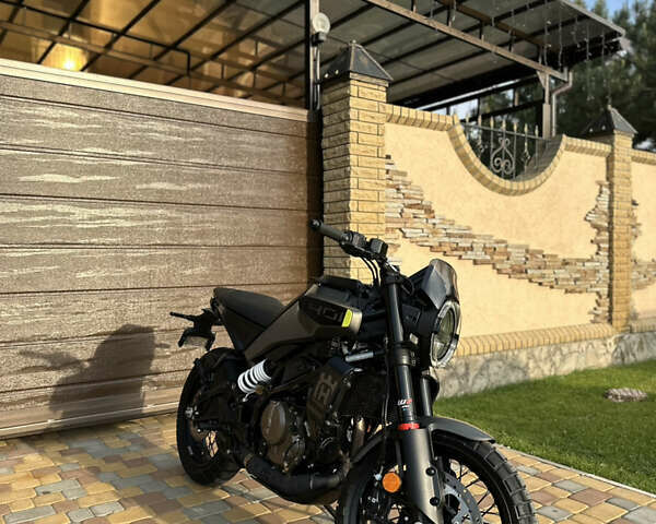 Черный Хускварна Svartpilen 401, объемом двигателя 0.41 л и пробегом 2 тыс. км за 6550 $, фото 1 на Automoto.ua