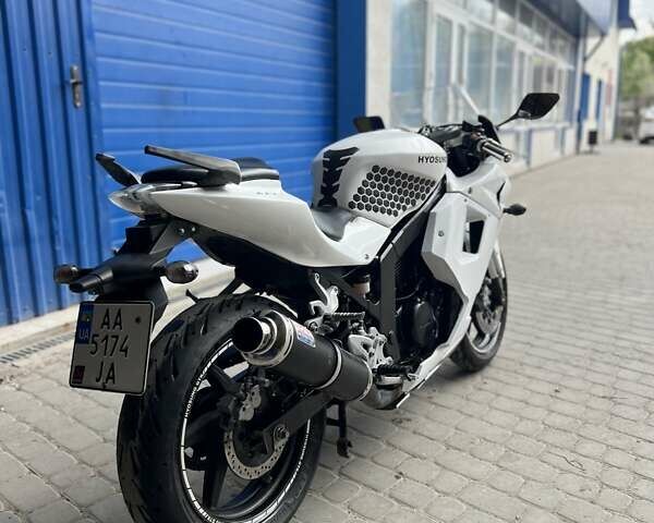Белый Хьюсонг GT 250R, объемом двигателя 0.25 л и пробегом 20 тыс. км за 2150 $, фото 1 на Automoto.ua