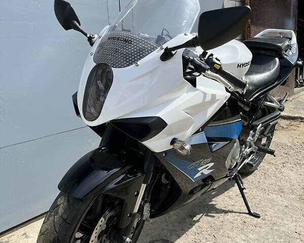 Белый Хьюсонг GT 650R, объемом двигателя 0.65 л и пробегом 12 тыс. км за 3299 $, фото 1 на Automoto.ua