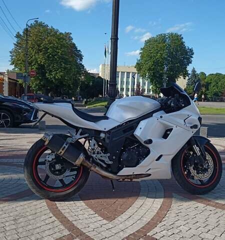 Белый Хьюсонг GT 650R, объемом двигателя 0.65 л и пробегом 31 тыс. км за 3300 $, фото 1 на Automoto.ua