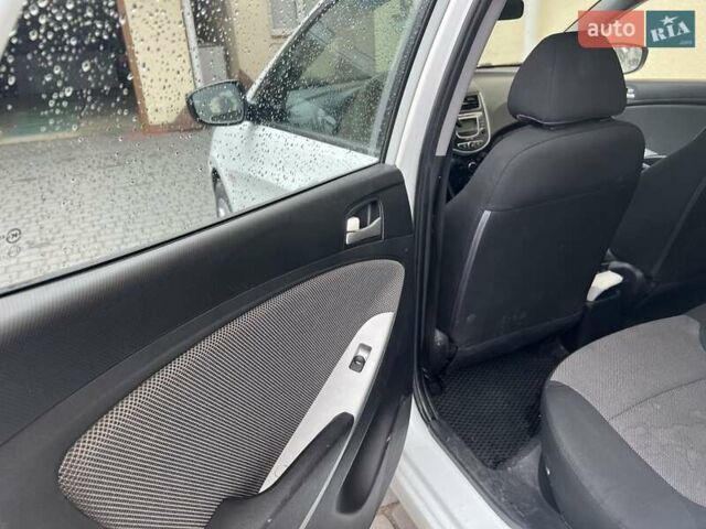 Белый Хендай Акцент, объемом двигателя 1.4 л и пробегом 182 тыс. км за 5999 $, фото 1 на Automoto.ua