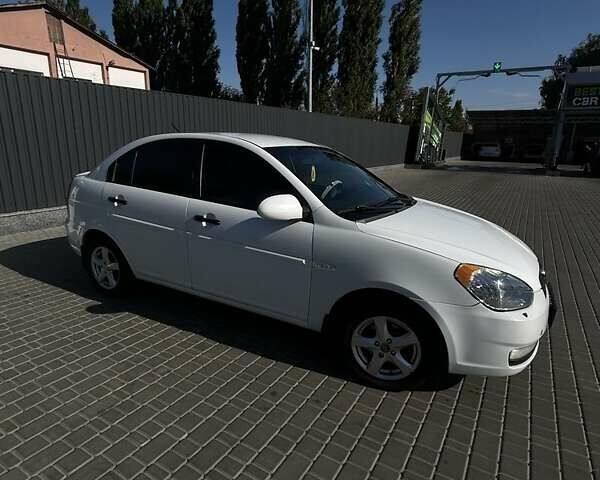 Белый Хендай Акцент, объемом двигателя 1.4 л и пробегом 225 тыс. км за 5000 $, фото 1 на Automoto.ua