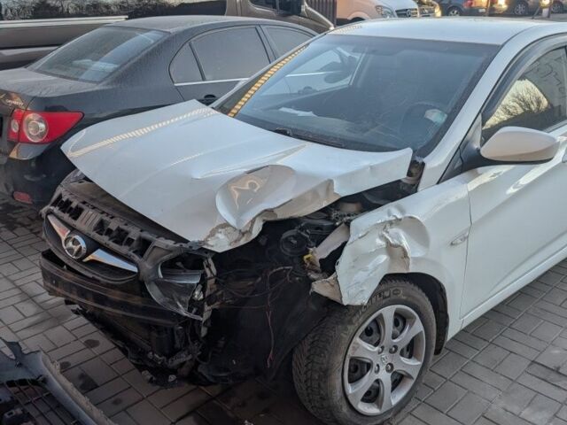 Белый Хендай Акцент, объемом двигателя 1.4 л и пробегом 105 тыс. км за 3200 $, фото 1 на Automoto.ua