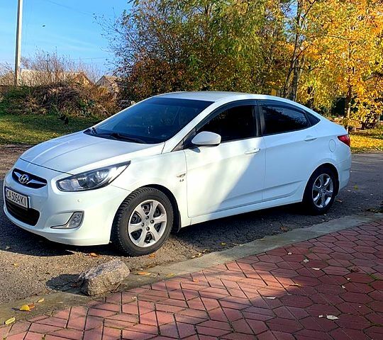 Белый Хендай Акцент, объемом двигателя 1.6 л и пробегом 190 тыс. км за 7200 $, фото 1 на Automoto.ua