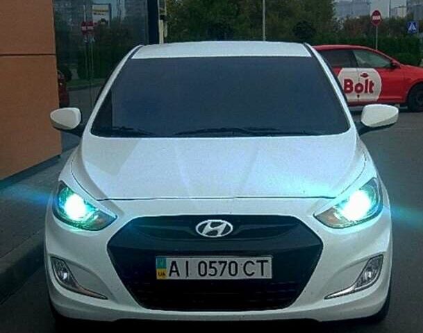 Белый Хендай Акцент, объемом двигателя 1.6 л и пробегом 98 тыс. км за 8000 $, фото 1 на Automoto.ua