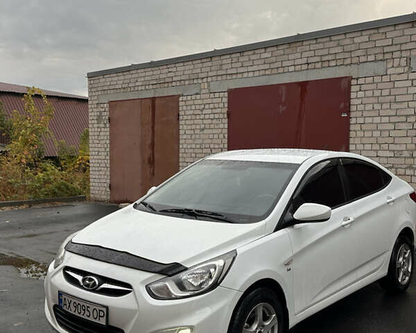 Белый Хендай Акцент, объемом двигателя 1.6 л и пробегом 250 тыс. км за 6400 $, фото 1 на Automoto.ua