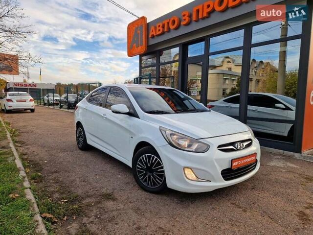 Белый Хендай Акцент, объемом двигателя 1.59 л и пробегом 197 тыс. км за 8800 $, фото 1 на Automoto.ua