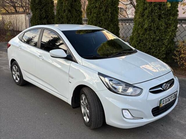 Белый Хендай Акцент, объемом двигателя 1.6 л и пробегом 240 тыс. км за 7300 $, фото 1 на Automoto.ua