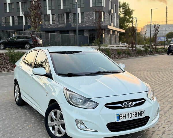 Білий Хендай Акцент, об'ємом двигуна 1.6 л та пробігом 118 тис. км за 8300 $, фото 1 на Automoto.ua