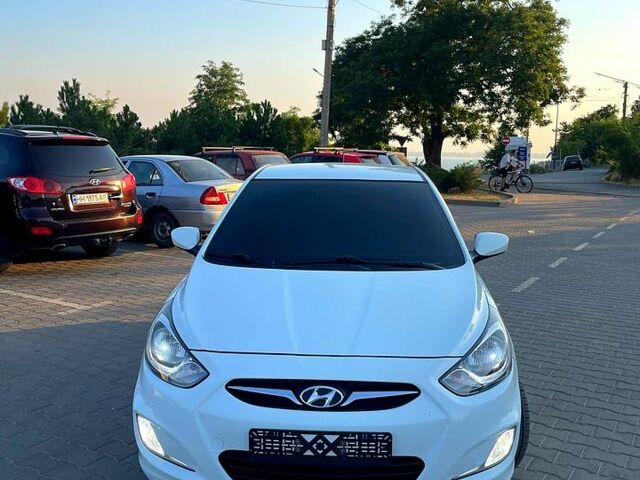 Белый Хендай Акцент, объемом двигателя 1.4 л и пробегом 157 тыс. км за 7650 $, фото 1 на Automoto.ua