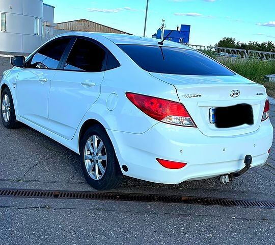 Белый Хендай Акцент, объемом двигателя 1.6 л и пробегом 235 тыс. км за 7500 $, фото 1 на Automoto.ua