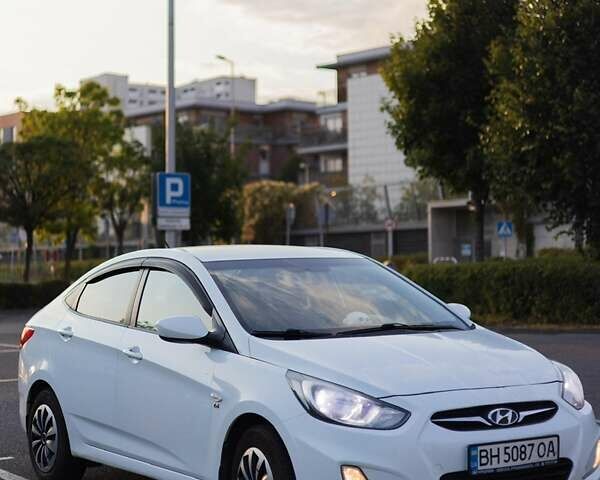 Белый Хендай Акцент, объемом двигателя 1.4 л и пробегом 158 тыс. км за 8000 $, фото 1 на Automoto.ua