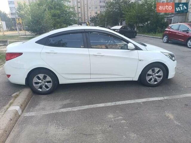 Белый Хендай Акцент, объемом двигателя 1.4 л и пробегом 220 тыс. км за 9000 $, фото 1 на Automoto.ua