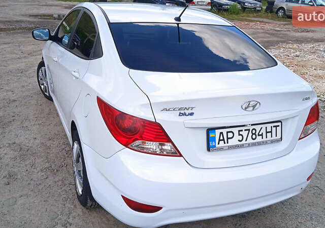 Белый Хендай Акцент, объемом двигателя 1.4 л и пробегом 220 тыс. км за 6500 $, фото 1 на Automoto.ua