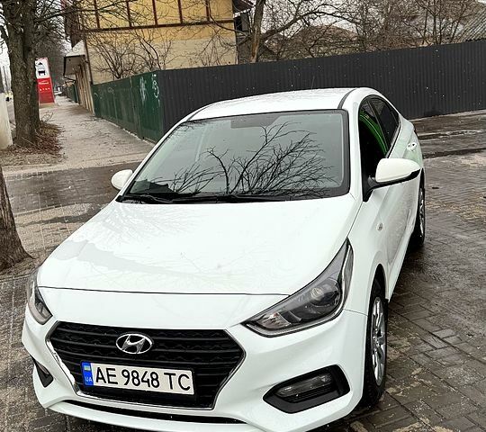 Белый Хендай Акцент, объемом двигателя 1.4 л и пробегом 128 тыс. км за 9800 $, фото 1 на Automoto.ua