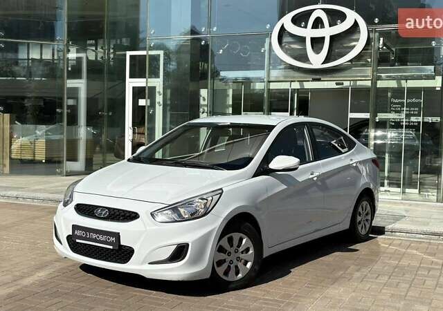 Белый Хендай Акцент, объемом двигателя 1.37 л и пробегом 142 тыс. км за 11625 $, фото 1 на Automoto.ua