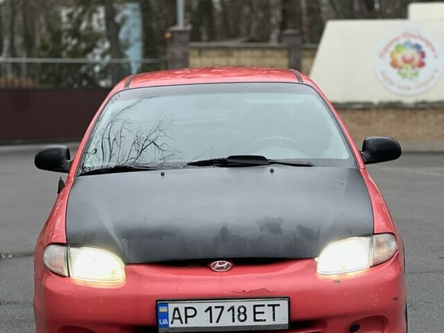 Красный Хендай Акцент, объемом двигателя 1.3 л и пробегом 300 тыс. км за 1200 $, фото 1 на Automoto.ua