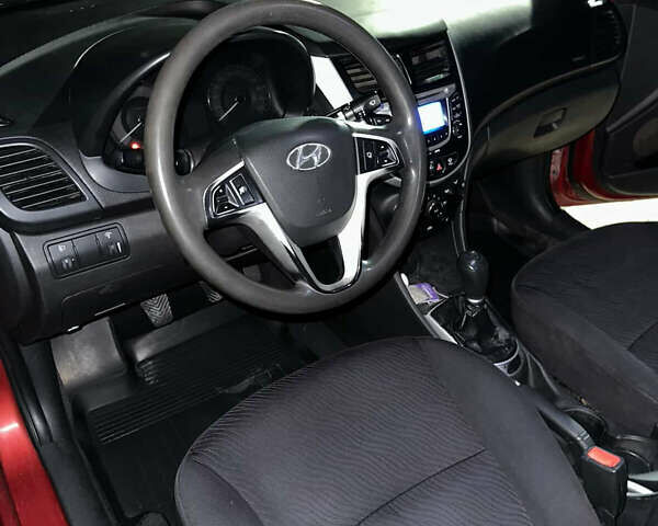 Красный Хендай Акцент, объемом двигателя 1.6 л и пробегом 250 тыс. км за 7800 $, фото 1 на Automoto.ua