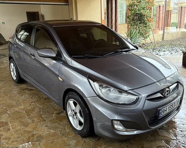 Сірий Хендай Акцент, об'ємом двигуна 1.6 л та пробігом 150 тис. км за 8500 $, фото 1 на Automoto.ua