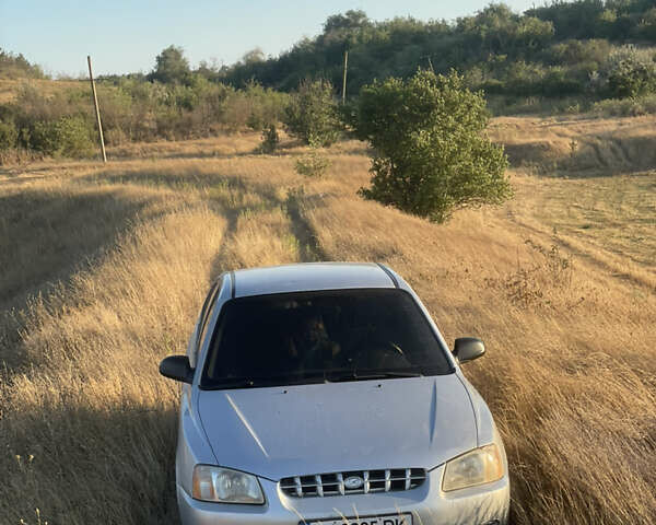 Серый Хендай Акцент, объемом двигателя 1.6 л и пробегом 200 тыс. км за 3000 $, фото 1 на Automoto.ua