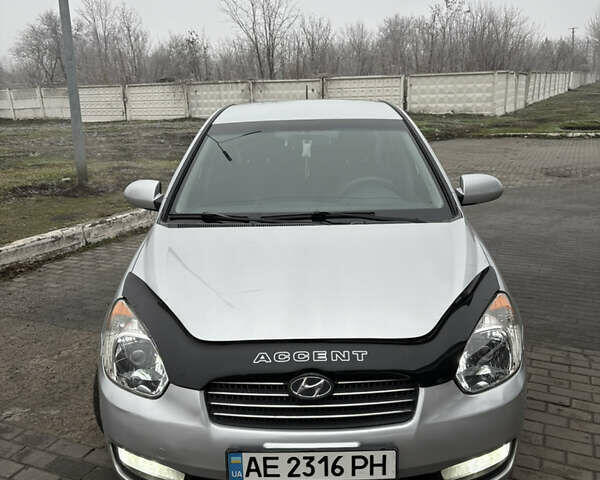 Серый Хендай Акцент, объемом двигателя 1.4 л и пробегом 222 тыс. км за 5350 $, фото 1 на Automoto.ua