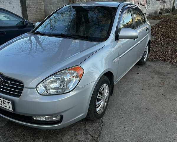 Серый Хендай Акцент, объемом двигателя 1.4 л и пробегом 136 тыс. км за 5700 $, фото 1 на Automoto.ua