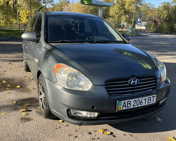 Серый Хендай Акцент, объемом двигателя 1.6 л и пробегом 308 тыс. км за 4600 $, фото 1 на Automoto.ua
