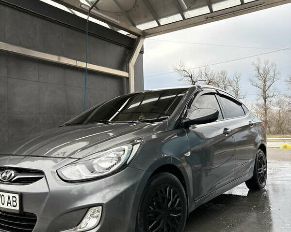Серый Хендай Акцент, объемом двигателя 1.4 л и пробегом 236 тыс. км за 6200 $, фото 1 на Automoto.ua