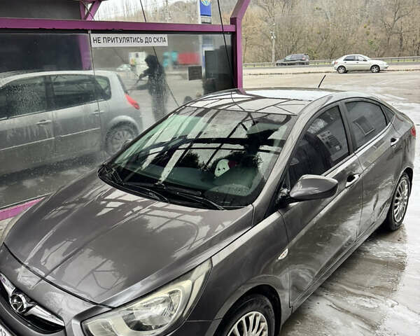 Серый Хендай Акцент, объемом двигателя 1.4 л и пробегом 175 тыс. км за 8000 $, фото 1 на Automoto.ua